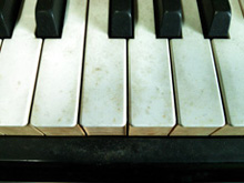 ピアノ鍵盤クリーニング前