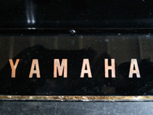 ピアノフタ裏ロゴクリーニング前