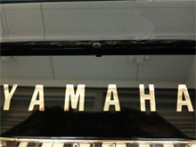 ピアノフタ裏ロゴクリーニング後