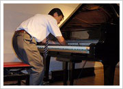 ピアノの棚板を調整