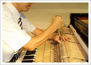 ピアノ各部のネジ締めなおし1