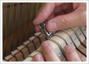 ピアノのハンマーに針を刺しているところ