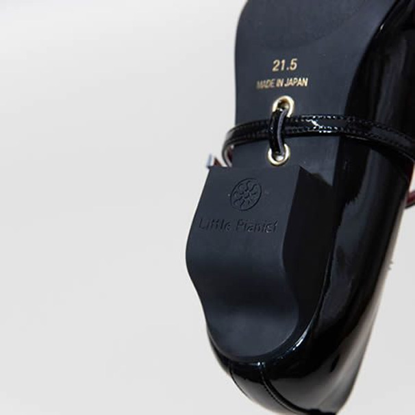 特許取得！湾曲が特徴のオリジナルヒールはペダルを踏む深さの微調整ができ音楽表現を広げます。